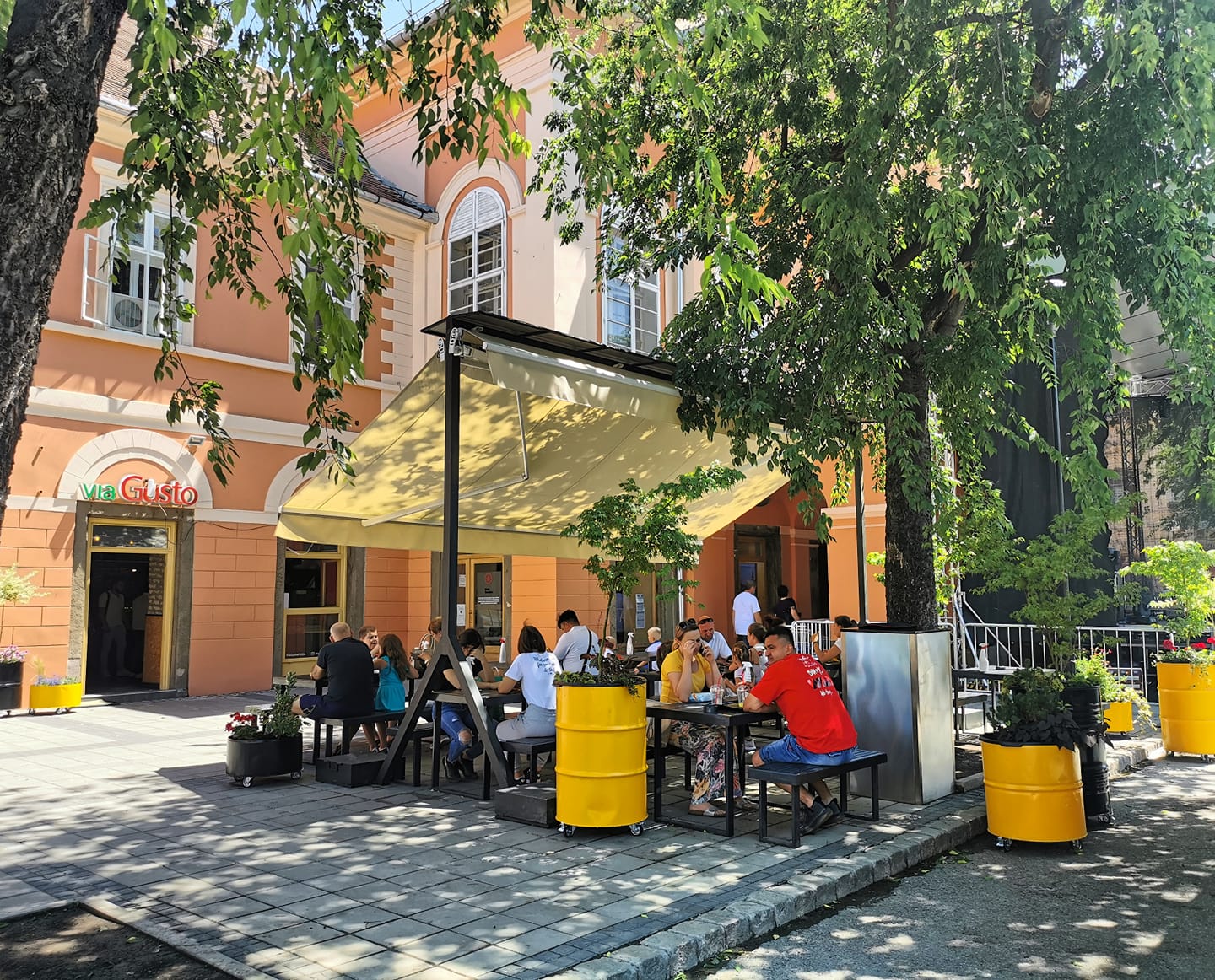 Lokal na trgu - Via Gusto - Pizza, Gyros, Burger, Fast Food Lokal na trgu - Via Gusto - Pizza, Gyros, Burger, Fast Food